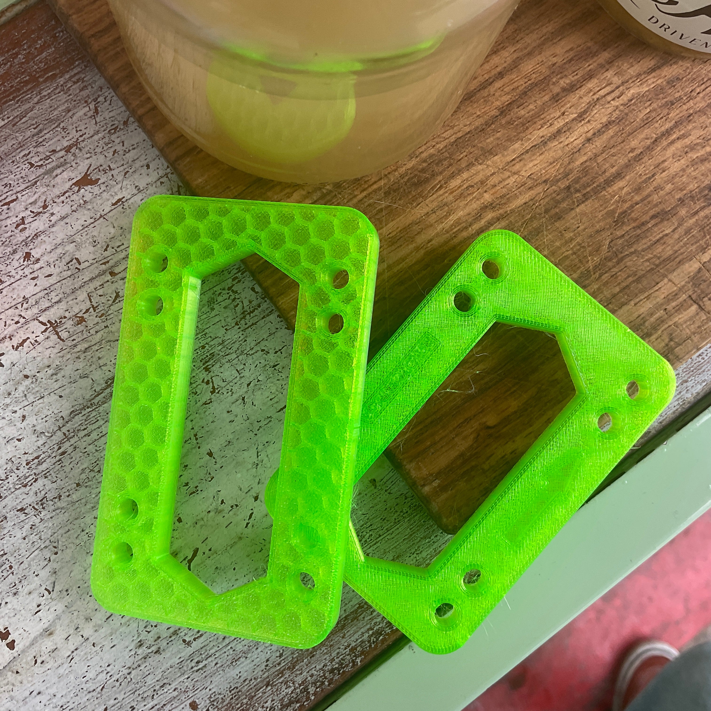 Riser Pads 1/4" für Layback Surfskate Trucks kryptonisches grün