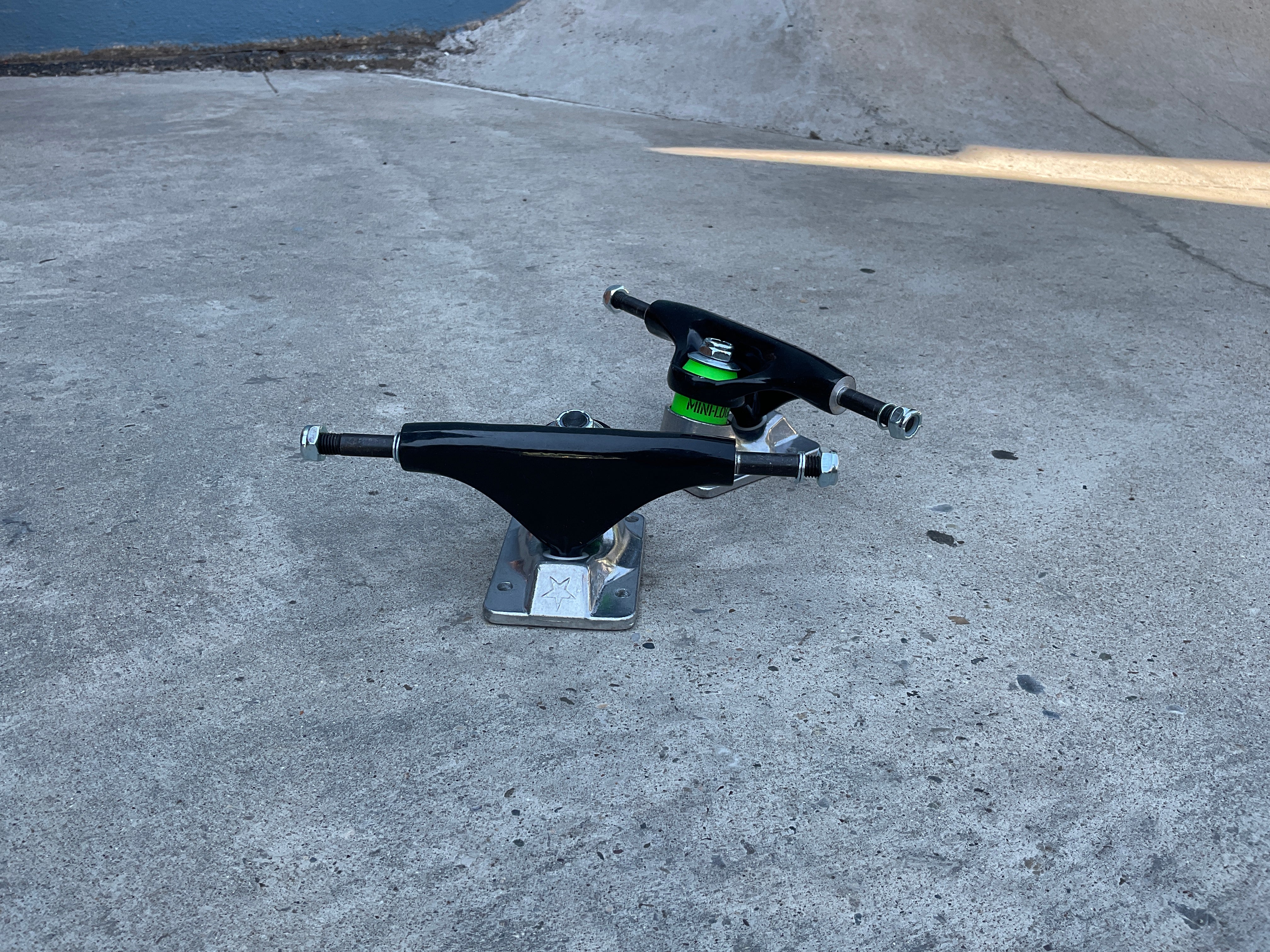 Mini-Logo Trucks 7.13 black-raw